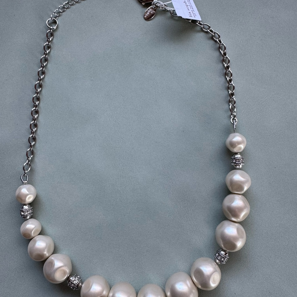 Elegant Pearl Necklace with Silver Accents
